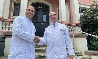 Herzlicher Händedruck: Ahmed Mehana (l.) wird neuer Chef der Handchirurgie am Lukas-Krankenhaus Bünde. Bernd-Wolfgang Bär, der die Abteilung mit aufbaute, geht nach 30 Jahren am Lukas-Krankenhaus in den Ruhestand. - Natalie Gottwald