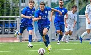 Jöllenbecks Ole Koch treibt den Ball nach vorne. Er erzielte das zwischenzeitliche 3:0 für seinen TuS. - Andreas Zobe