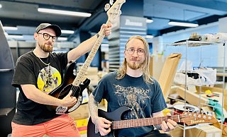 Dominik Gauert (Gitarre) und Max-Phillip (Bass) sind das Dreamteam vom Musikgeschäft "Guitar Jail" an der Friedensstraße. - Stefan Becker
