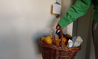 Vor einem Lebensmittelmarkt wurde die Seniorin angesprochen. - www.polizei-beratung.de