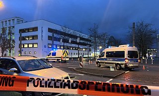 Polizeiwagen sperren den Bereich des Unfalls auf der Herforder Straße. - NW