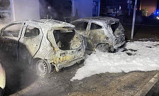 Zwei der Lieferwagen der Pizzeria brannten komplett aus. Das dritte Auto, das daneben stand, wurde ebenfalls vom Feuer befallen. - Feuerwehr Löhne