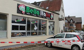 Drei Lieferwagen der Pizzeria "Bella Italia" brannten in der Nacht zu Freitag. Das Feuer ging auch auf die Fassade des Gebäudes über, konnte aber gelöscht werden, bevor es die Innenräume erreichte. - Anastasia von Fugler