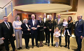 Heiner Wemhöner (4.v.l.) freut sich, dass - eingerahmt von Bürgermeister Tim Kähler (l.) mit seiner Frau Sybille und Landrat Müller (r.) - mit seiner Mutter Helga, Ehefrau Elke, Kindern und Enkelkindern vier Generationen seiner Familie bei der Ordensverleihung dabei waren. - Frank-Michael Kiel-Steinkamp