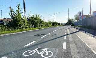 Ab sofort können Radfahrende in der Wollmarktstraße einen neu eingerichteten Fahrradschutzstreifen nutzen, der zur Verbesserung der Situation für den Radverkehr beiträgt. - Stadt Paderbon