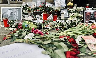 Blumen und Bilder erinnern am Sonntag und Montag wieder an den in russischer Haft gestorbenen Oppositions-Politiker Alexej Nawalny. - Stefan Becker
