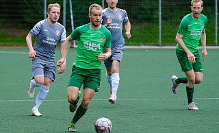Mitja Schierbaum geht mit dem Ball in Richtung Tor, Jannis Bölt (r.) ist für eine Absicherung bereit. - Andreas Zobe