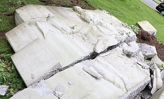Das zerbrochene Husarendenkmal an den Paderwiesen. - Holger Kosbab