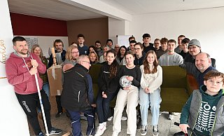 Links steht Thomas Wiebe - die Jugendlichen auf dem Sofa würden ihr Vereinsheim am liebsten gerne behalten. - Thomas Kube