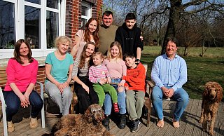 Christine (l.) und Till Hake (r.) mit Großfamilie Buzdizhan auf der Terrasse ihres Hauses. Nicht nur die Kinder fühlen sich hier - trotz aller Sorge um ihre Heimat - pudelwohl. - Meiko Haselhorst