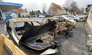 Immer noch stehen die ausgebrannten Lieferwagen auf dem Parkplatz vor der Löhner Pizzeria "Bella Italia". - Dirk Windmöller