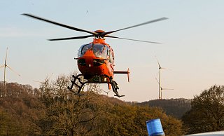 Aufgrund der Landung eines Rettungshubschraubers ist der Frankfurter Weg in Paderborn gesperrt worden. - Ralph Meyer