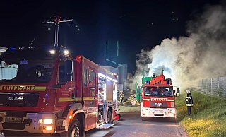 Mitten in der Nacht eilt die Bielefelder Feuerwehr an die Schweriner Straße in Sieker. Hinter dem Supermarkt steigt dichter Rauch auf. - Paul Brinkmann