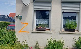 Die Fassade eines Hauses an der Kurt-Schumacher-Straße wurde beschmiert. - Privat