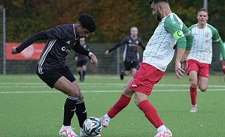 Wellensieks Taha Ajdar Moulla gewinnt in dieser Szene den Zweikampf gegen Fichtes Kapitän Hüseyin Karahan (r.). - Peter Unger