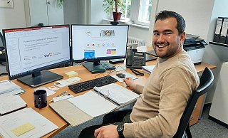 Neuer Arbeitsplatz: Alexander Akel hat den Schreibtisch im Behördenhaus mit dem Schreibtisch im historischen Rathaus getauscht. - Dieter Scholz