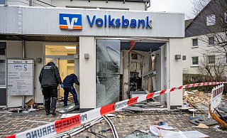 Bei Geldautomatensprengungen entsteht großer Schaden und Menschen werden gefährdert. - Symbolfoto: Markus Klümper/dpa