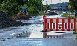 Die Paderborner Straße in Sennestadt ist bislang Umleitungsstrecke für die Autobahn. Daher darf sie theoretisch nie komplett gesperrt werden, so dass der Verkehr einspurig fließen kann. Die erforderliche Mindestbreite von 8,50 Meter muss nicht nicht mehr sein. - Foto: Andreas Zobe/NW