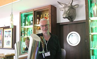 Wilhelm Mormann präsentiert das Wilfriits, den seperat mietbaren Barbereich in der Ranch. - Jan-Henrik Gerdener