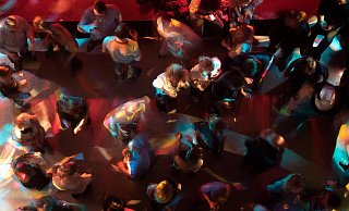 Im Umfeld einer Discothek in Bünde soll bei einer Schlägerei ein Schlagstock eingesetzt worden sein. Die Polizei ermittelt. - Pixabay