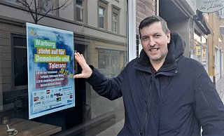 Gastronom Arslan "Loni" Slatina vor seinem Restaurant in Warburg mit einem Plakat zur Demo mit Kundgebung am Samstag in Warburg. - Simone Flörke Gastronom Arslan "Loni" Slatina vor seinem Restaurant in Warburg mit einem Plakat zur Demo mit Kundgebung am Samstag in Warburg. - Simone Flörke