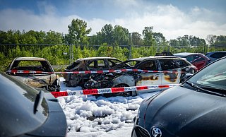 Mehrere Autos brennen am alten Bielefelder Containerbahnhof aus. - Sarah Jonek Fotografie