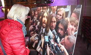 Eine Besucherin betrachtet interessiert die Darstellung, die Jesus nach der Verurteilung zum Tod am Kreuz zeigen soll. - Burkhard Battran