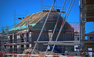 Die Finanzierung des Eigenheims bleibt teuer - wieder sind die Zinsen gestiegen. - Soeren Stache/dpa