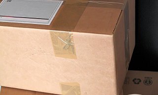 Ein Motorradhändler staunt nicht schlecht, als er in einem großen Paket nicht die bestellten Helme findet, sondern kiloweise Marihuana. Die Spur führt nach Paderborn. - Pixabay (Themenbild)