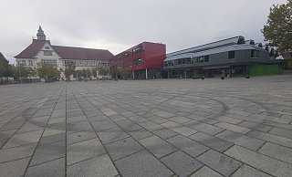 Auf dem Marktplatz waren Unbekannte mit hochmotorisierten Autos unterwegs und haben Bremsspuren hinterlassen. Foto: Florian Weyand - Florian Weyand