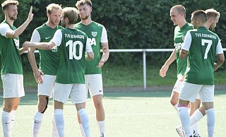 Endlich Grund zur Freude: Die Dornberger Dominik Kuck (v.l.), Max Stockhaus, Jannis Bölt, Maximilian Margott und René Schäfer beglückwünschen Torschütze Noah Fritz (Mitte) zu seinem Treffer. - Peter Unger