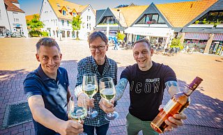 Tobias Demmer (TuS Jöllenbeck), Bezirksamtsleiter Andreas Hansen und Daniel Elsner (Lokschuppen) freuen sich auf das Weinfest. - Mike-Dennis Müller / www.mdm.photo