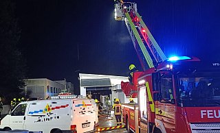 Beim Brand in einer Lagerhalle der Firma Bowe & Vaal in der Einsteinstraße waren in der Nacht mehr als 60 Einsatzkräfte der Feuerwehr im Einsatz. - Claus Frickemeier