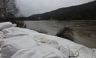 Die Firma Reku Thermoforming war an Weihnachten in letzter Sekunde noch vor dem Hochwasser gerettet worden. Die weißen Sandsäcke sollen hier nach wie vor Schutz bieten. - Claus Frickemeier