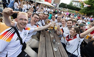 Dieser Freundeskreis aus Fußballspielern vom SC Grün-Weiß Paderborn und ihren Freundinnen schauen sich das Deutschland-Spiel gegen Ungarn im Biergarten des Paderborner Brauhauses an. - Niklas Tüns