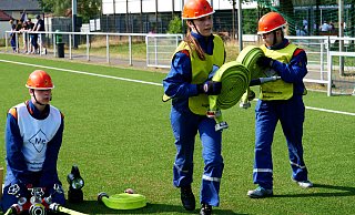 Mitglieder der Jugendfeuerwehr aus Bad Lippspringe üben in Delbrück auf dem Sportplatz Laumes Kamp einen Löschangriff mit drei C-Rohren. - Ralph Meyer