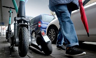 E-Scooter, die auf dem schmalen Gehweg stehen und durch Passanten umgerissen werden oder durch Nutzer umkippen können, sind laut einem Bielefelder Rechtsanwalt ein Problem. - Andreas Frücht