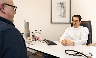 Der Mediziner Jonas Abu Hagar hat die Entscheidung, eine Hausarztpraxis in Senne zu eröffnen, keine Sekunde bereut. - KVWL