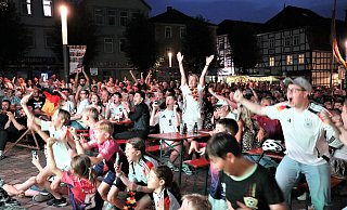 Tooor Tooor Tooor: Das erlösende 1:0 wird zu später Stunde in Warburg gefeiert. - Simone Flörke