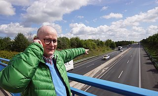 Zu laut: Bodo Meier wohnt in direkter Nähe zur A30 und kämpft seit mehr als vier Jahrzehnten gegen Krach von der Autobahn. Aufgrund des Engagements des Bünders wird im kommenden Jahr eine Lärmschutzwand erhöht. Archivfoto: Niklas Krämer - Niklas Krämer