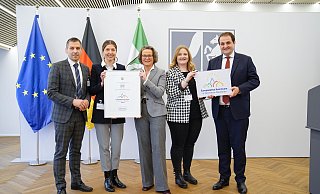 Bürgermeister Burkhard Schwuchow (v. l.), Annalena Henke (Stadt Büren), Ministerin Ina Scharrenbach, Carolin Schneider (Stadt Büren) und Nathanael Liminski, Minister für Bundes- und Europaangelegenheiten und Chef der Staatskanzlei bei der feierlichen Übergabe - Guenther Ortmann