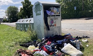 Vor dem Altkleidercontainer in Hunnebrock stapeln sich regelmäßig Kleidung, Elektrogeräte, Kissen und anderer Müll. - Katharina Eisele