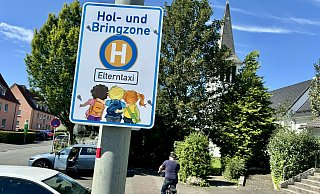Die Beschilderung zeigt Im Lein und hier an der Lange Brückenstraße die Bring- und Holzonen an. Eltern sollen sie kurz anfahren und die Kinder nur aussteigen lassen. - Jens Reddeker