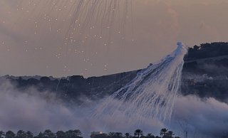 16. Oktober, Libanon, Dahaira: Granaten der israelischen Artillerie explodieren über einem libanesischen Grenzdorf. - Hussein Malla/AP/dp