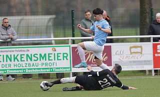 Überflieger: SV Eidinghausen-Werstes Torschütze Hasan Özdemir (oben) springt gekonnt über den am Boden liegenden Mennighüffener Nusret Sarialtin. - Benjamin Bueschenfeld | benjamin@sportfoto-owl.de