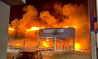 Bei dem Feuer am Frankfurter Weg ist eine Gewerbehalle, in der drei Betriebe beheimatet waren, völlig zerstört worden. - Ralph Meyer