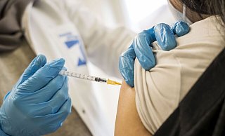 Seit Mitte März gilt in Gesundheitseinrichtungen die Impfpflicht für die Beschäftigten. Für einen Bielefelder geht es nun ohne Impfung zur Arbeit. - epd-bild / Thomas Lohnes