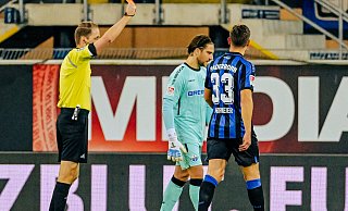 Schiedsrichter Martin Thomsen hat keine andere Wahl und zeigt SCP-Torhüter Jannik Huth in der achten Minute die Rote Karte. - Besim Mazhiqi