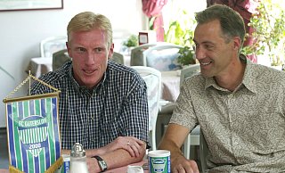 Im Juni 2003 wurden Rob Reekers (l.) und Marc Hunt als Trainergespann des FC Gütersloh offiziell vorgestellt. Im Kreispokal treffen sich beide an diesem Donnerstag wieder. Es ist das erste Duell gegeneinander in einem Pflichtspiel. - Jens Dünhölter