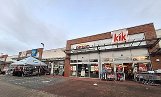 Noch immer stehen die alten Verkaufsregale in der früheren Reno-Filiale. Das Werbeschild hängt noch, ebenso sind die Rabatt-Hinweise noch im Schaufenster angebracht. - Peter Heidbrink